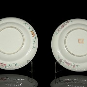 Pair of pink family plates ‘Flowers and birds’, 20th century