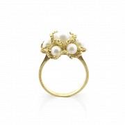 18k yellow gold ring with pearls