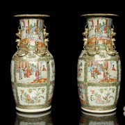 Pair of Cantonese vases “Palace scenes”, 19th century