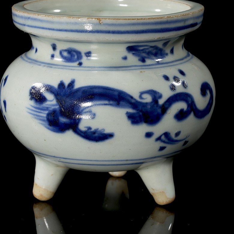 Blue-and-white ceramic censer ‘Dragon’ Qing dynasty