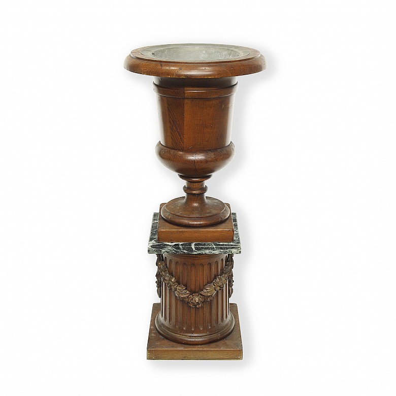 Copa Medici con pedestal de madera, s.XX