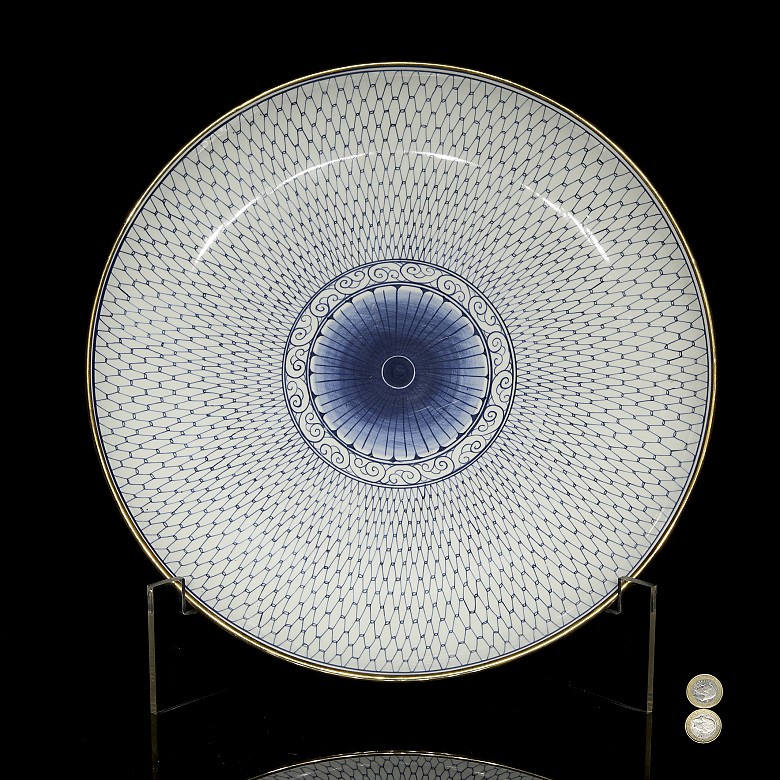 Blue and white enamelled porcelain dish, 20th century - 6