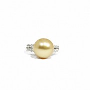 18k gold ring with diamonds and Australian pearl