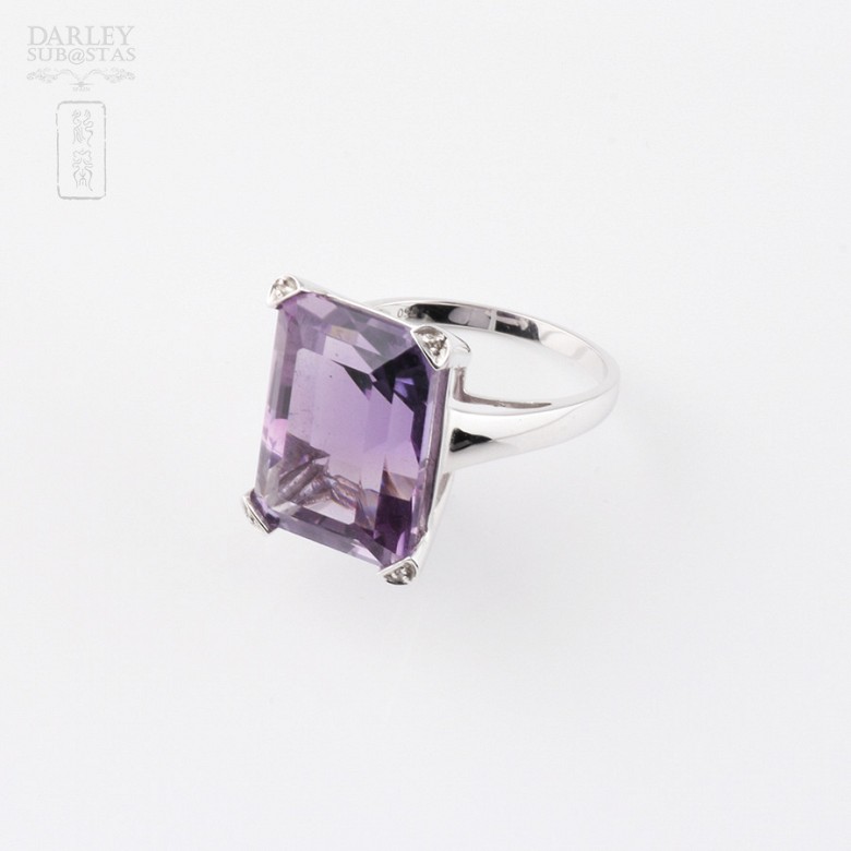 18k white gold ring with amethyst and diamonds