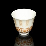 Small enamelled porcelain mug ‘Lotuses and characters’, with Tongzhi mark