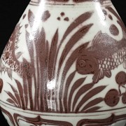 Yuhuchunping “Fish” vase with white and red enamels, Yuan style