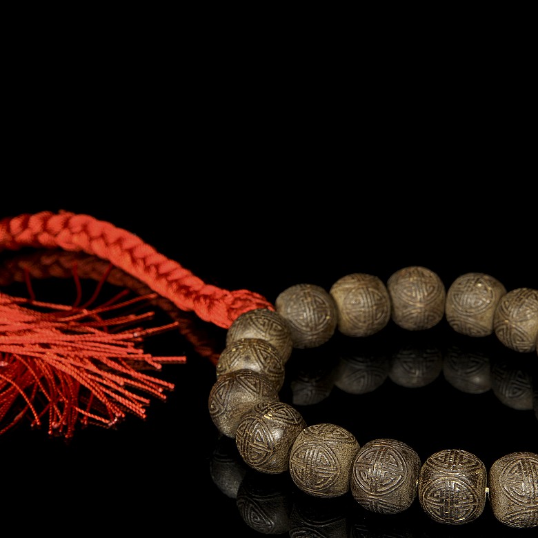 Carved wooden bead bracelet 