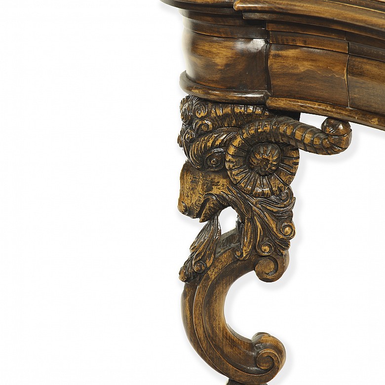 Escritorio de madera estilo Luis XV con pies de carnero, s.XX