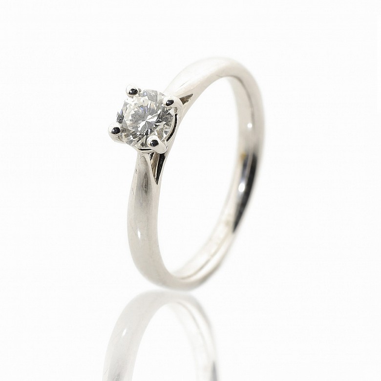 18k white gold ring with diamond