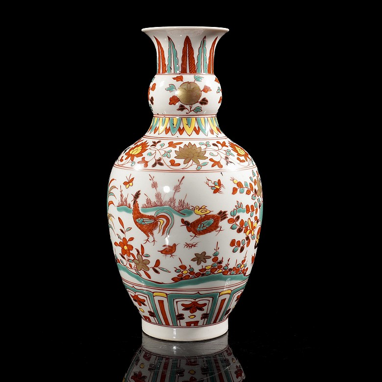 Porcelain vase pink family ‘Chickens and Chickens’, Qing dynasty