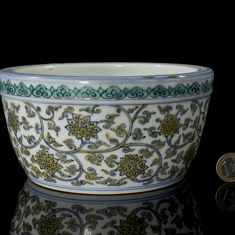 Doucai porcelain container for ‘Lotus’ brushes, with Longqing marking