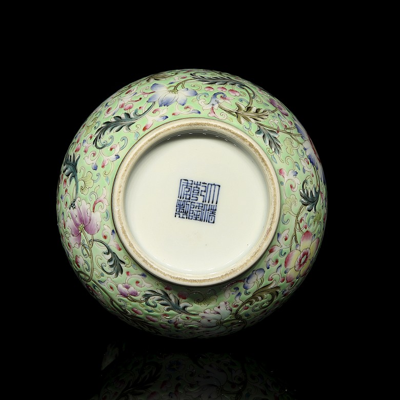 'Hulu' vase in pink family porcelain, with Qianlong seal - 6