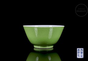 Taza de porcelana esmaltada en verde, con sello Yongzheng