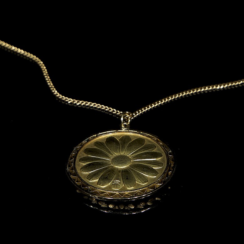 Yellow gold ‘Mother’ medallion