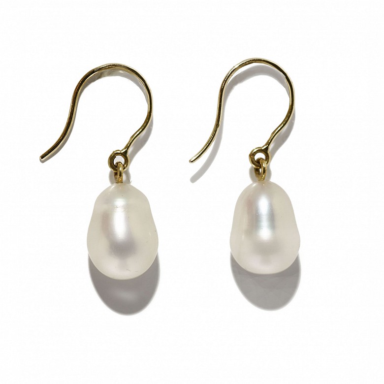 Earrings with a pair of white pearls