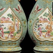 Pareja de jarrones esmaltados, dinastía Qing