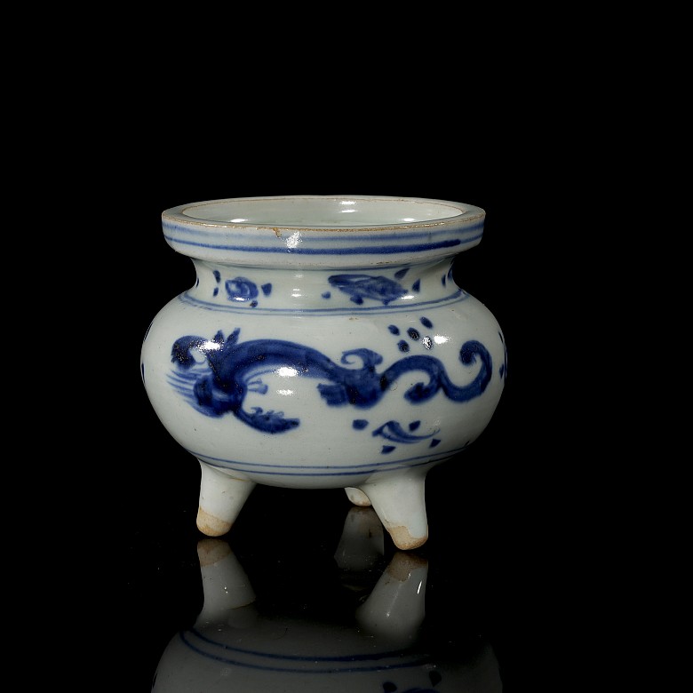 Blue-and-white ceramic censer ‘Dragon’ Qing dynasty