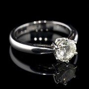 Solitario de oro blanco de 18 k con un diamante 1,15 ct