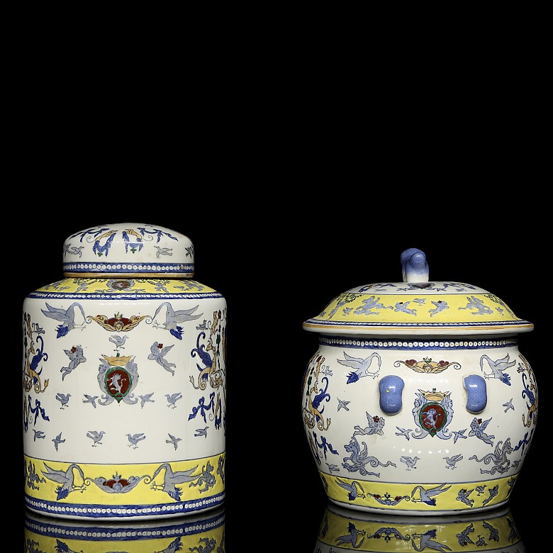 Pareja de recipientes de porcelana esmaltada, s.XX