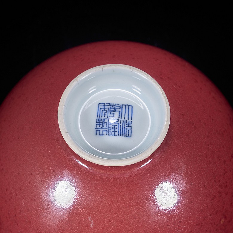 Red enamelled porcelain bowl, Qing dynasty, with Qianlong seal.