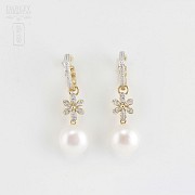 Pearl earrings in 18k yellow gold and diamonds.