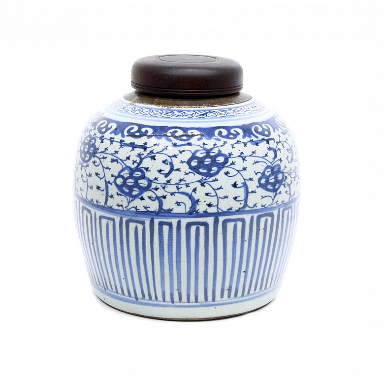 Blue and white porcelain tibor, 19th century