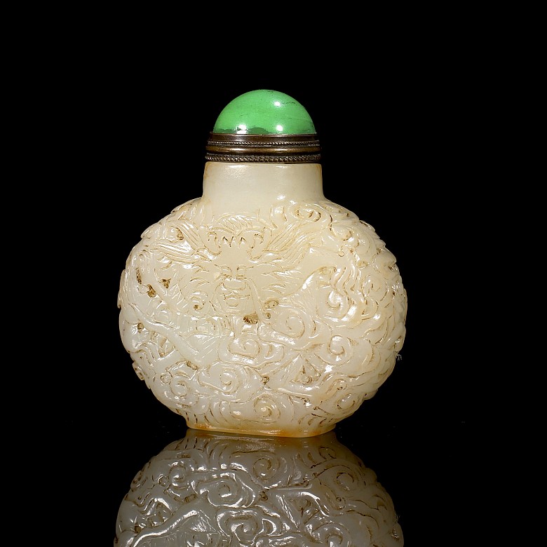 Carved jade ‘Dragon’ snuff bottle, Qing dynasty