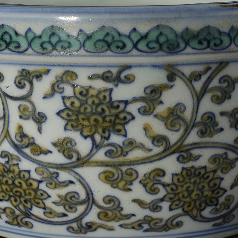 Doucai porcelain container for ‘Lotus’ brushes, with Longqing marking