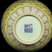 Jarrón de porcelana con fondo amarillo, con marca Qianlong