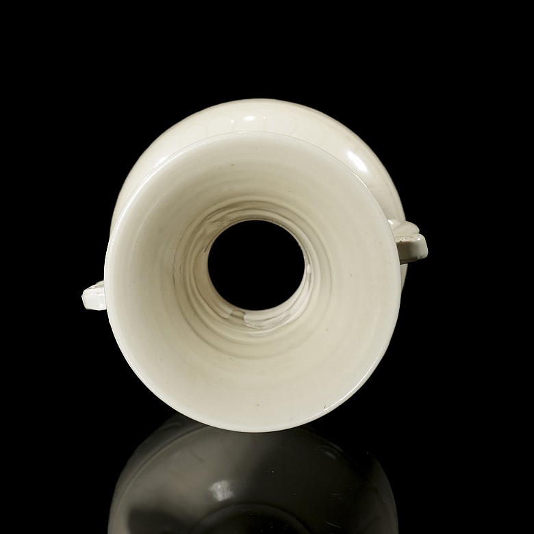 Yuan-style ‘Dingyao’ glazed ceramic vase