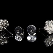 Earrings ‘Flower’ in 18 kt white gold and diamonds