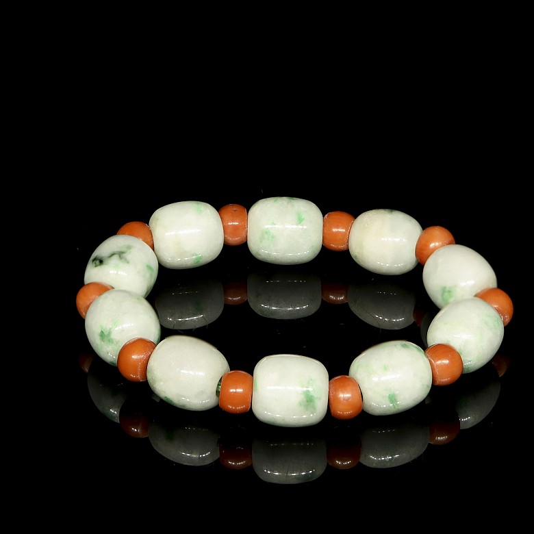 Jadeite and coloured bead bracelet, Qing dynasty