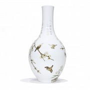 A Falangcai porcelain vase with nature and birds, Qianlong (1736 - 1795).