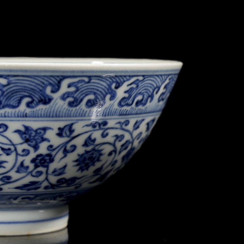 Bol de porcelana vidriada azul y blanco 