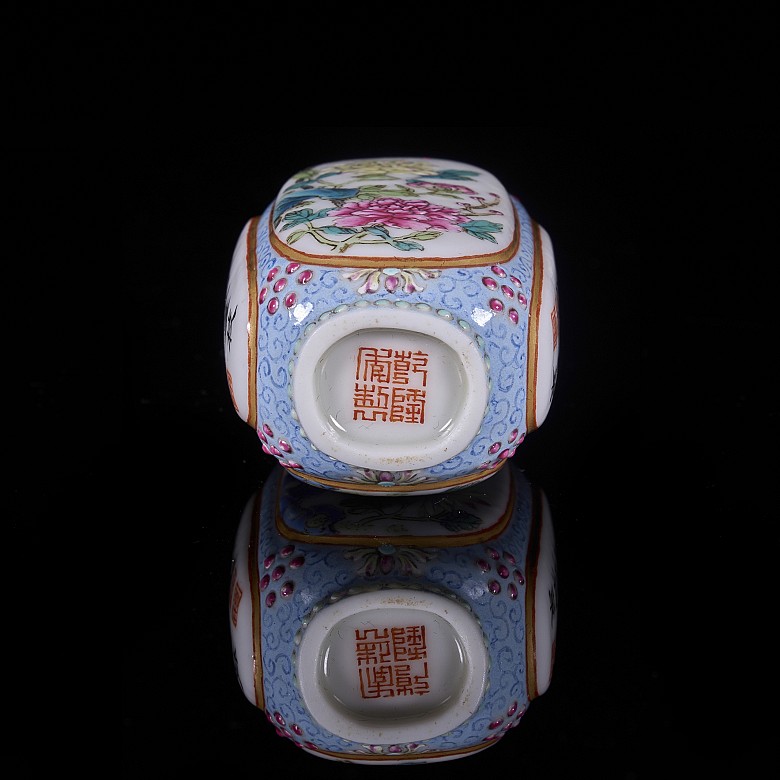 Snuff bottle ‘Chrysanthemums and poem’, Minguo period