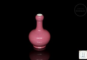 Pequeño jarrón de porcelana con esmalte rosa, con sello Yongzheng