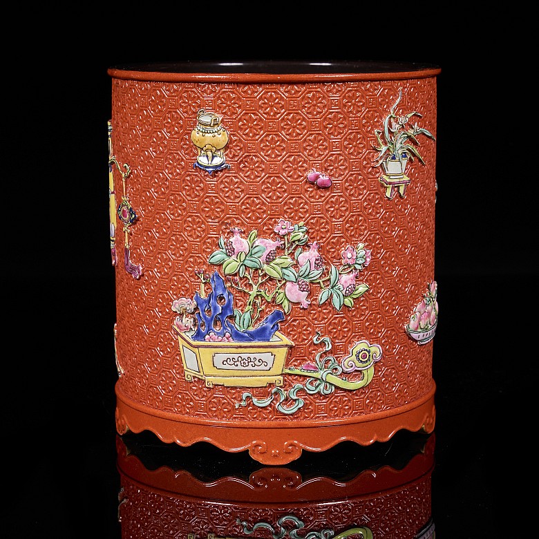 Glazed porcelain brush pot “Eight treasures”, Qing dynasty with Qianlong seal