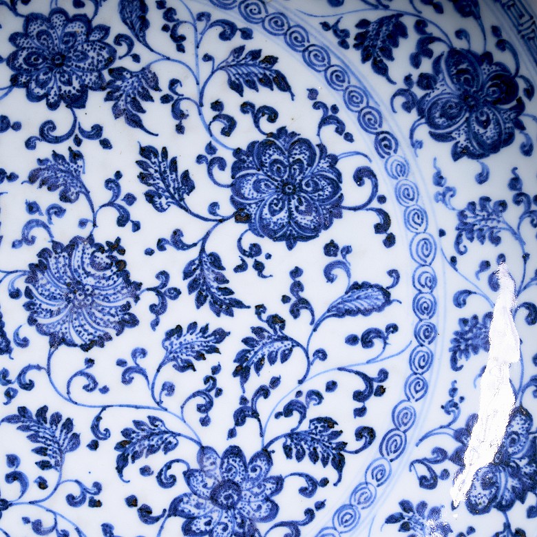 Large blue-and-white glazed ware ‘Flowers’ dish, Qing dynasty