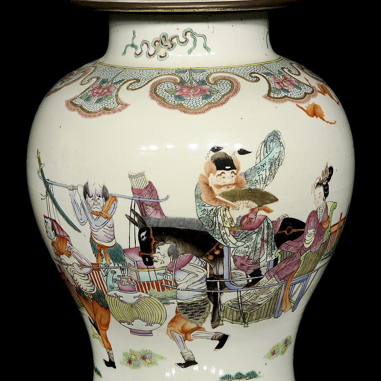 Porcelain tibor with lamp, Qing dynasty