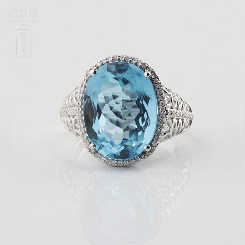 18k white gold ring with topaz and diamonds.