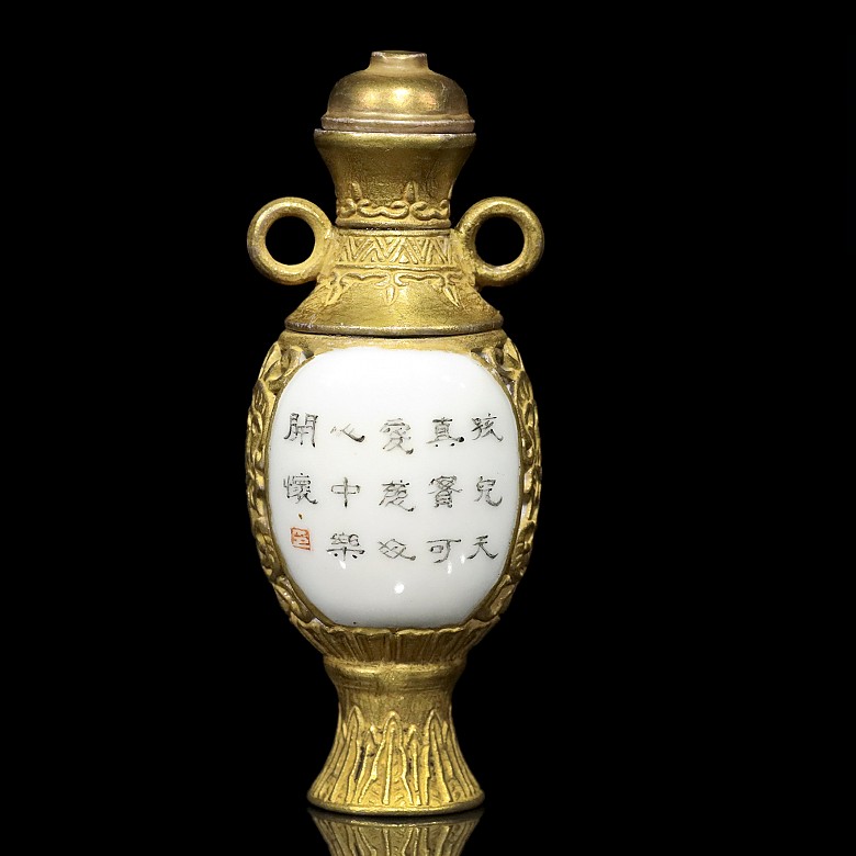 An enameled porcelain snuff bottle, with Qianlong mark