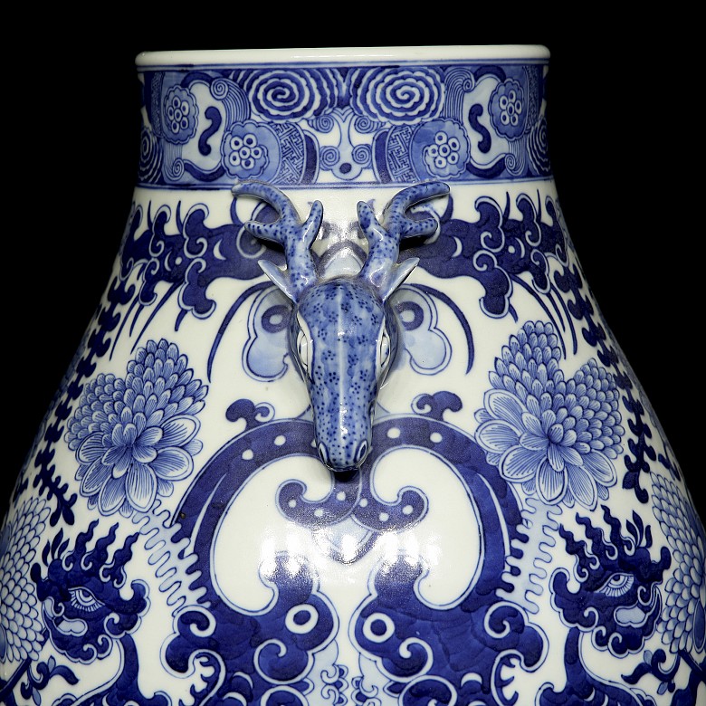 Hu ‘Deer and Dragon’ vase, Qing dynasty