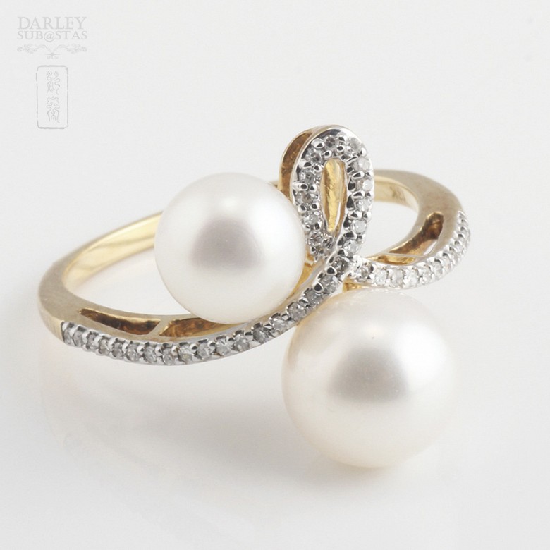 18 kt yellow gold ring, white pearls and diamonds