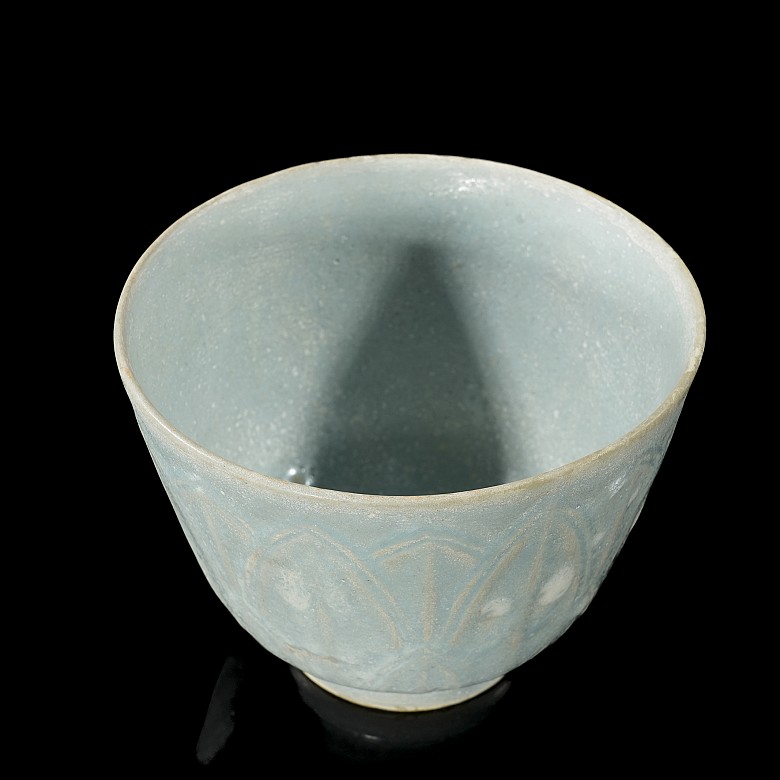 Glazed ceramic ‘Lotus petals’ mug, 19th century