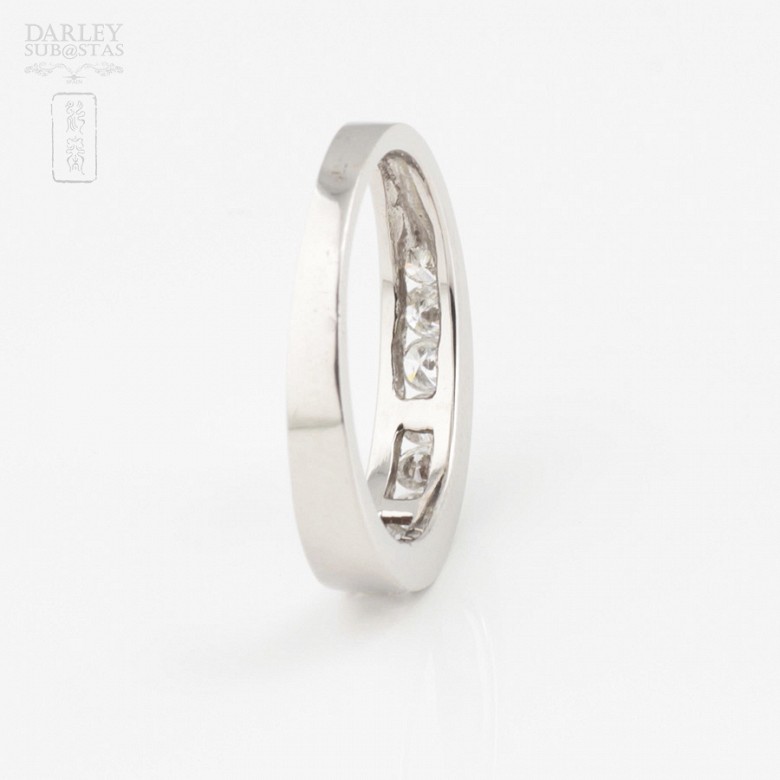 Ring in 18k white gold with diamonds.