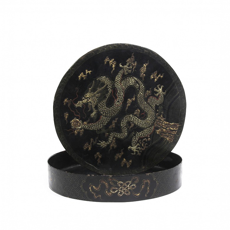 Lacquered wooden box with dragon, Qing dynasty.