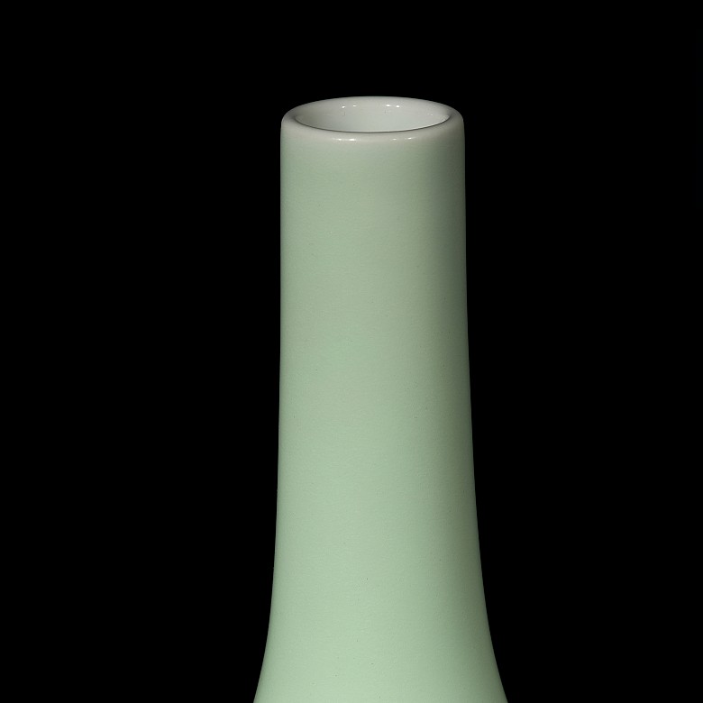 Green glazed porcelain vase, 20th century