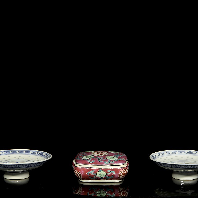 Two plates and a porcelain box, 19th-20th century - 6