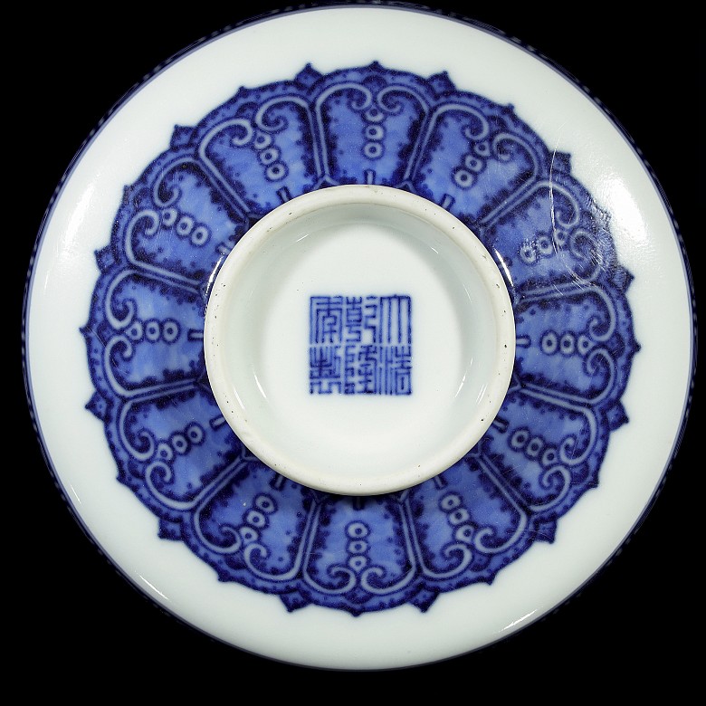 Blue and white porcelain brush bowl, with Qianlong mark