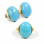 Turquoise set in 18k yellow gold.